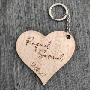 Llavero madera personalizado - Corazón nombres y fecha